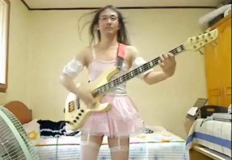 Meg Whitman’s campaign tweets cross dressing bassist
