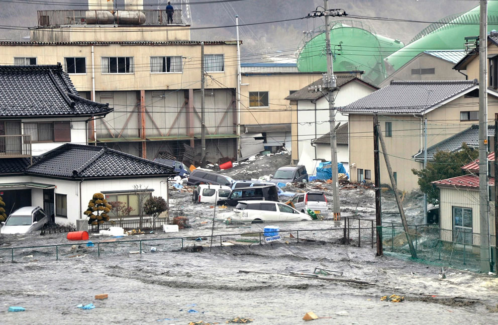 Tsunami in Kesennuma Japan 2011, first person video