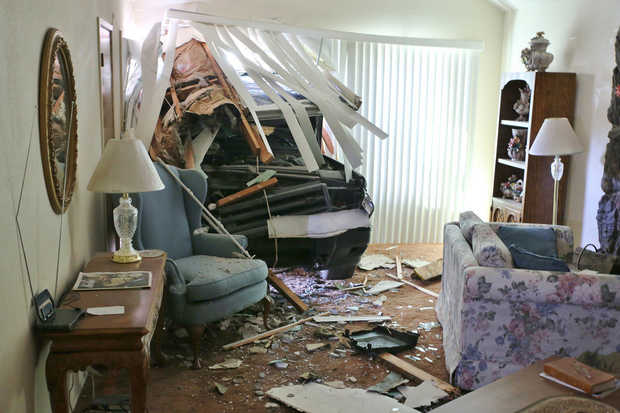 Two cars crash into Arroyo Grande buildings