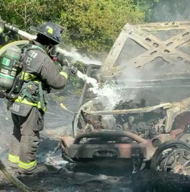 Fire destroys car in Arroyo Grande, video