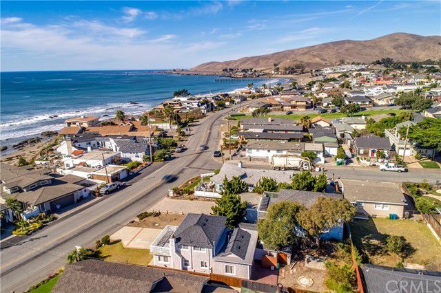 Empty castles and ghost streets in Cayucos