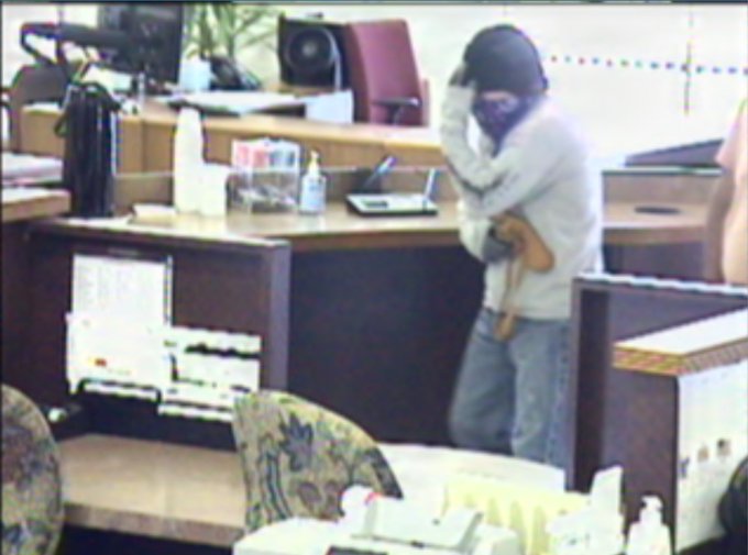 Armed man robs bank in Santa Maria